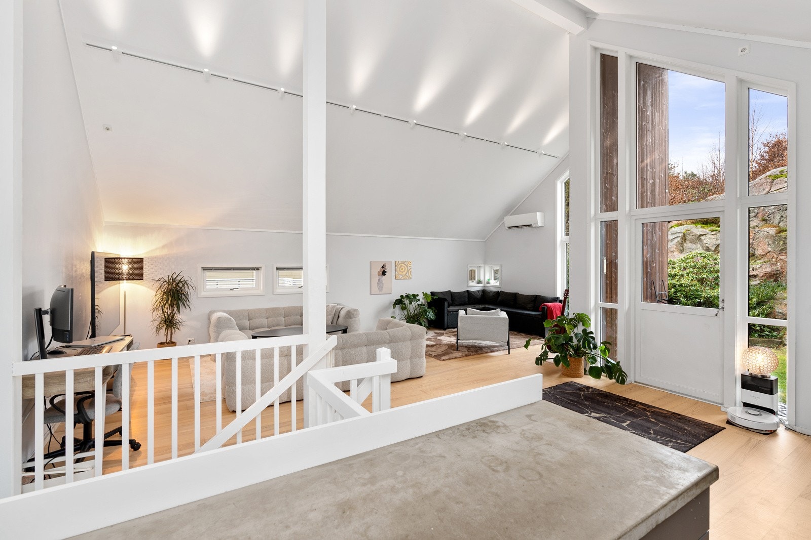 God takhøyde og utgang til vestvendt terrasse og hage Galleribilde