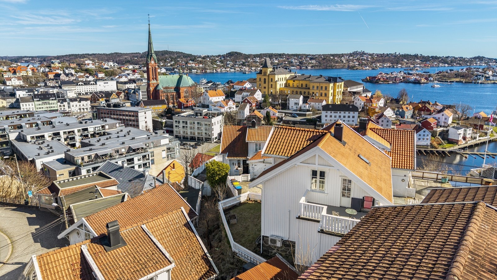Boligen ligger rett ved sentrum - her er det flott utsikt utover Arendal sentrum Galleribilde