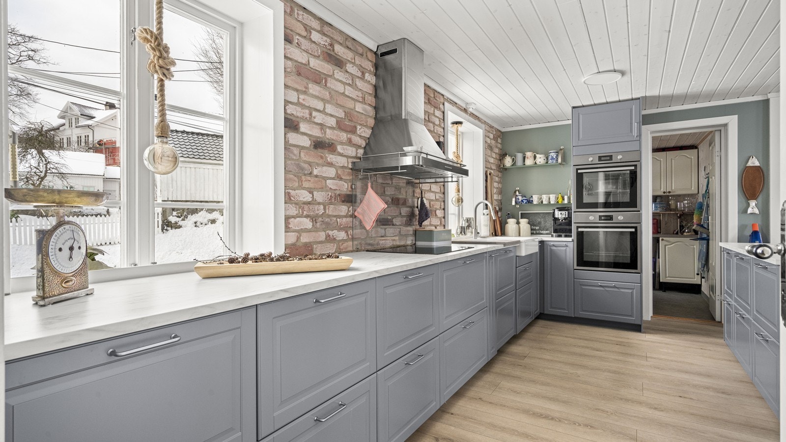 Innholdsrikt kjøkken med integrerte hvitevarer Galleribilde