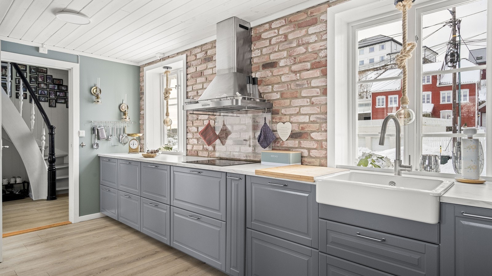 Mye benkeplass både på benk og kjøkkenøy Galleribilde