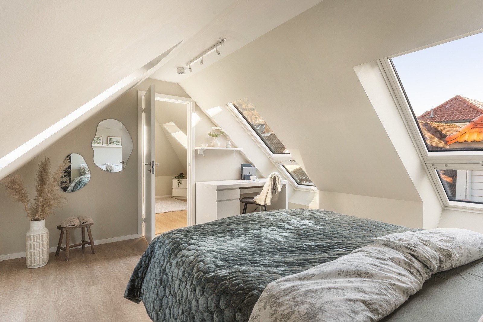 De store vinduene sikrer et godt lysinnslipp og kan enkelt gjøres om til to praktiske franske balkong vinduer. Galleribilde