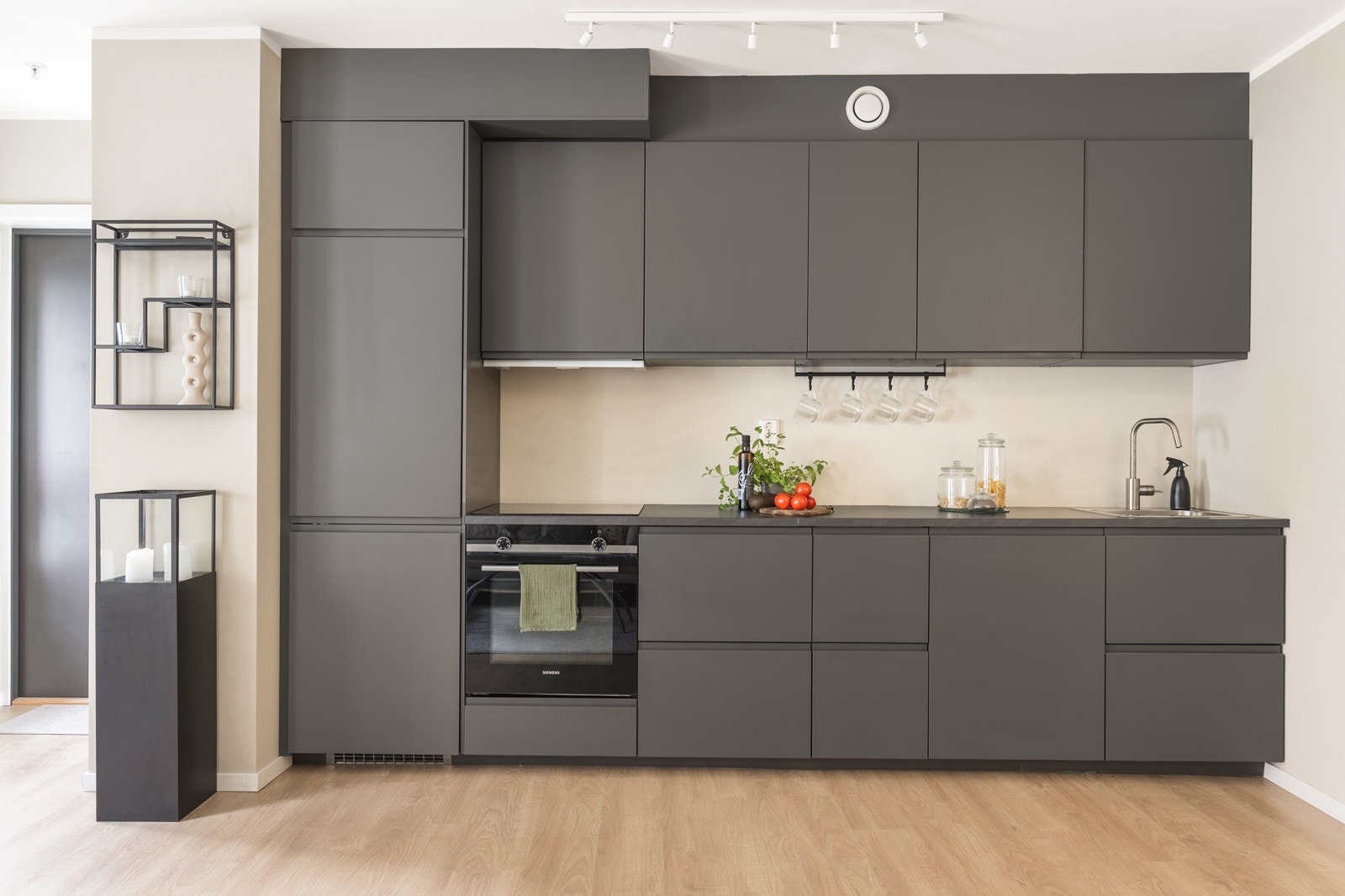 Kjøkkenet er et flott IKEA-kjøkken som består av slette fronter og benkeplate av laminat. Her er det godt med oppbevaring i skuffer og skap. Galleribilde