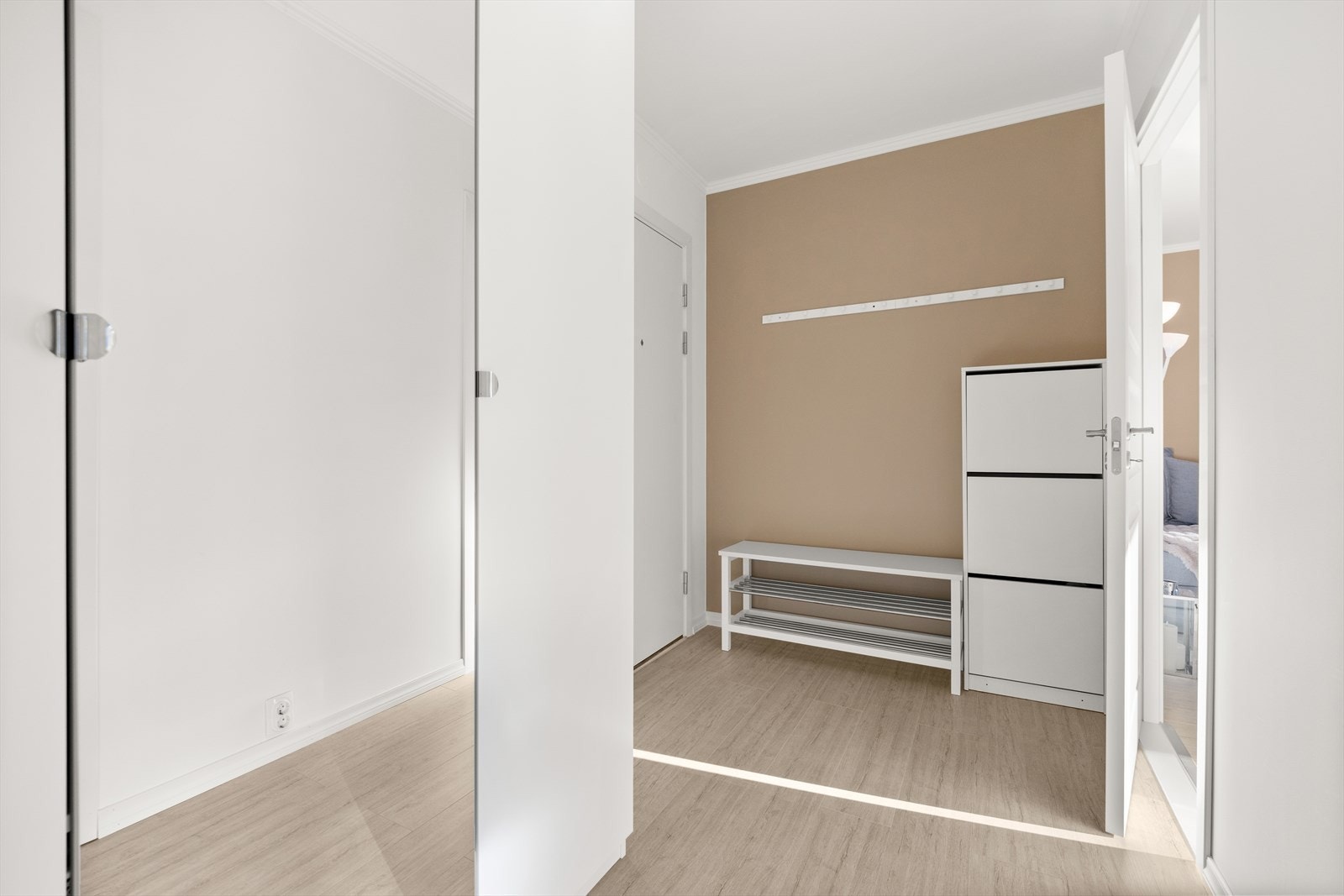 Plass for oppbevaring i skap og hyller Galleribilde