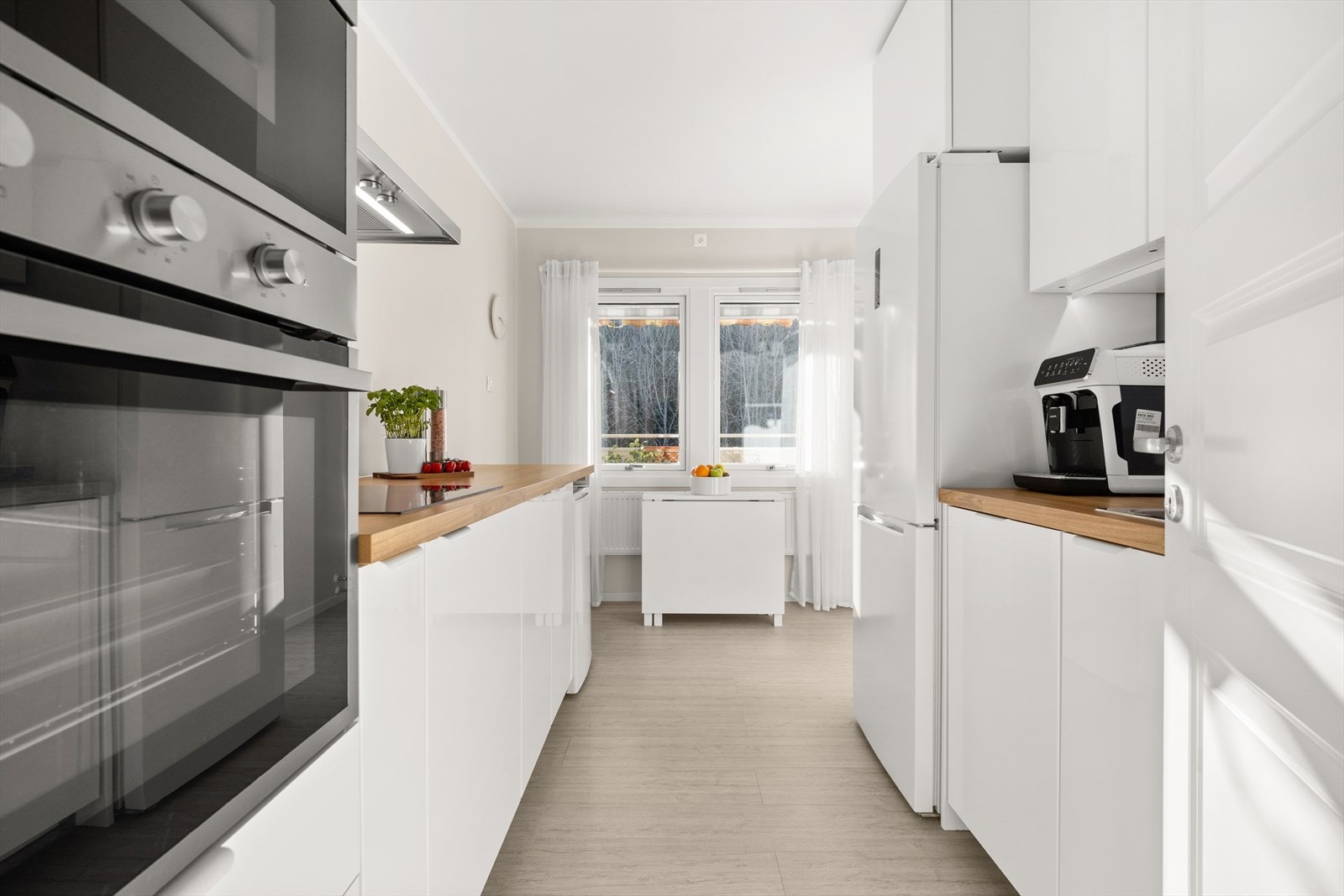 Pent kjøkken fra 2020 med innredning fra Ikea Galleribilde