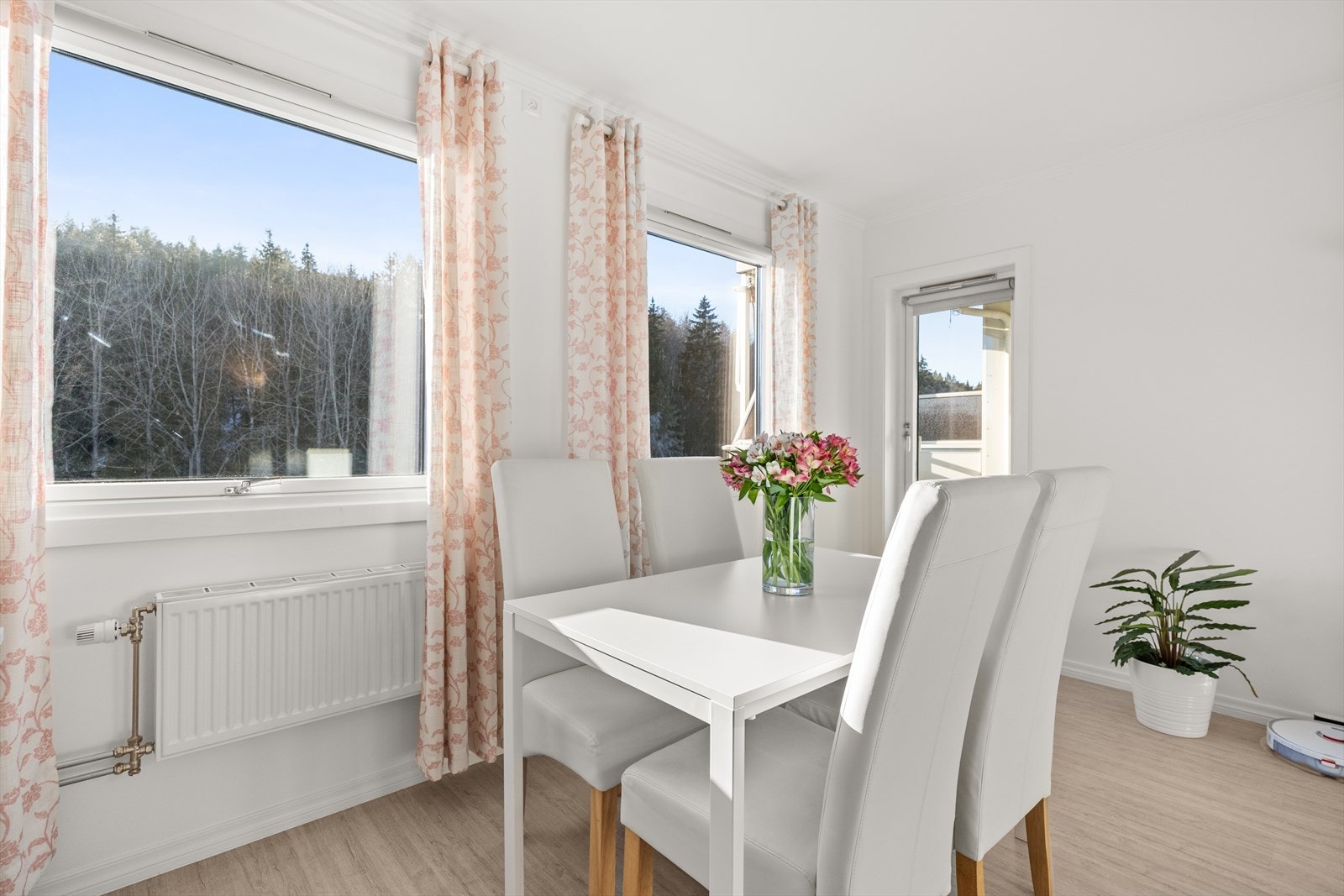 Godt med lysforhold via store vindusflater Galleribilde