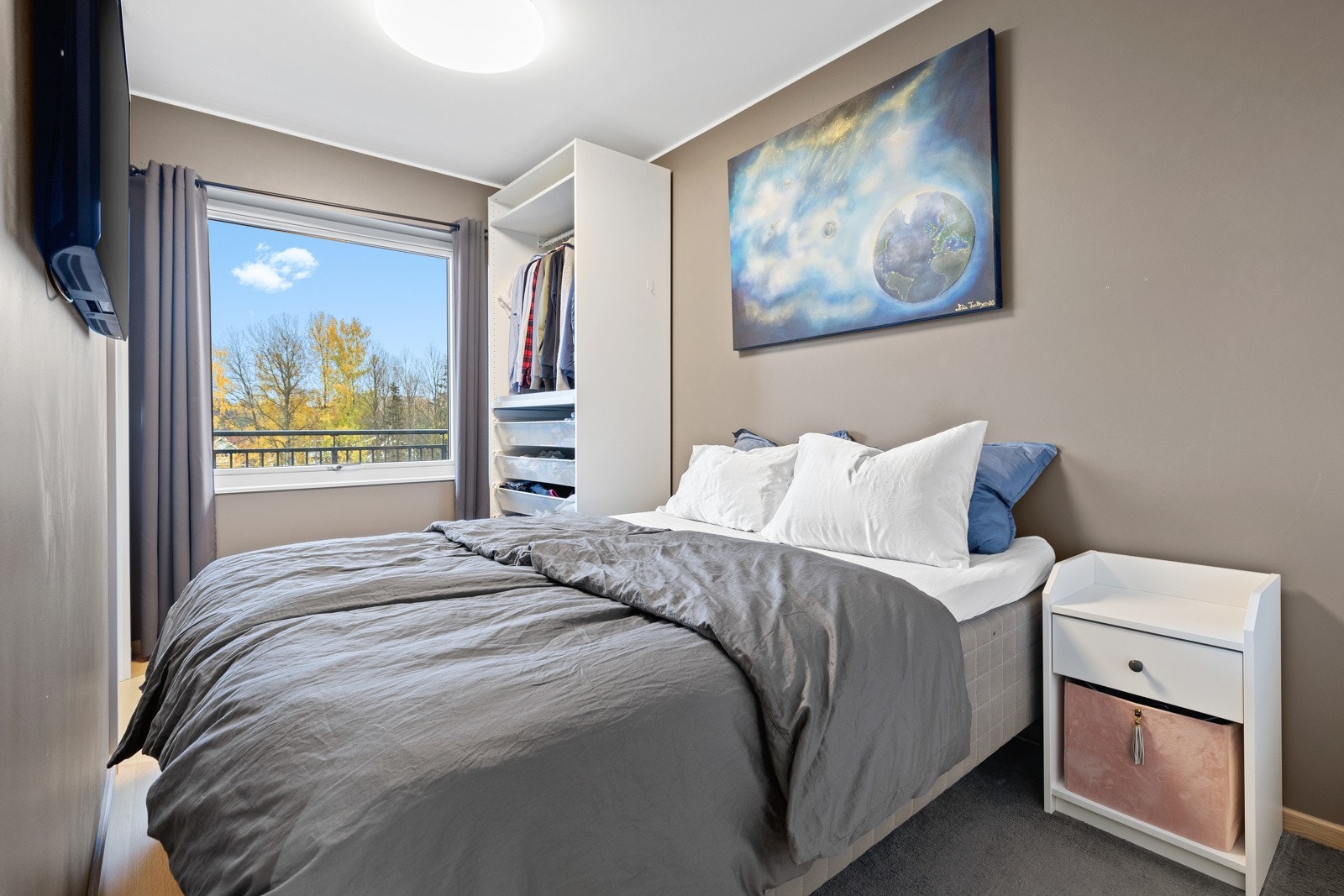 God plass til en stor dobbeltseng på soverommet Galleribilde