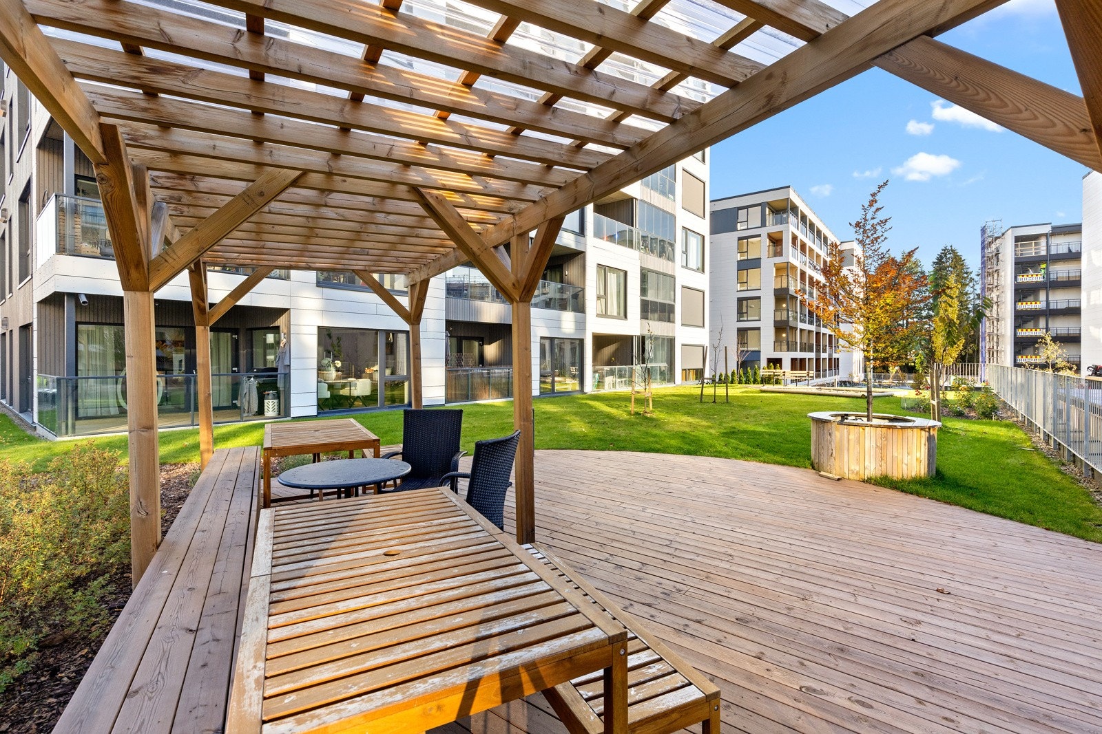 Fine fellesarealer med grønne uteområder, beplantninger, trær, sittegrupper m.m. Galleribilde