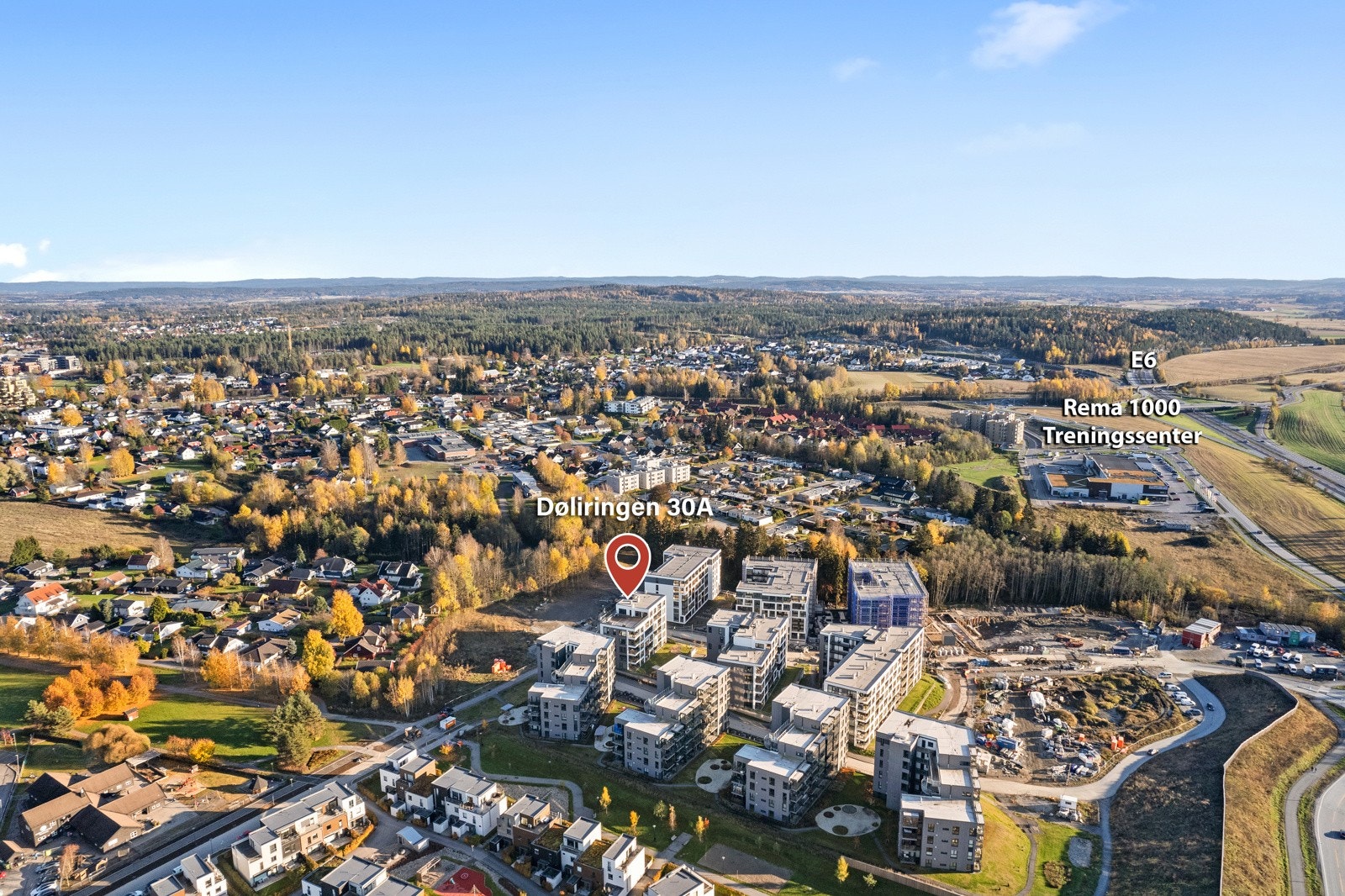 Det er gangavstand til togstasjonen og enkel tilgang til busser med hyppige avganger. Beliggenheten med umiddelbar nærhet til E6, jernbanestasjon og nærhet til Gardermoen er viktige kvaliteter Galleribilde