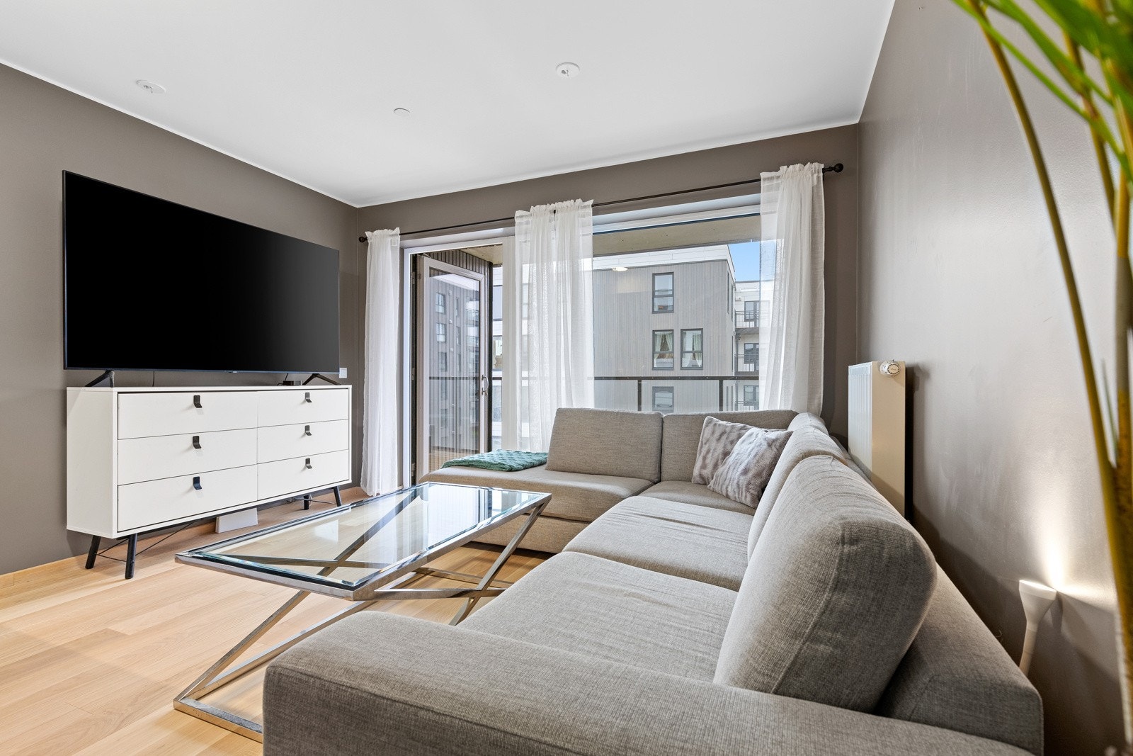 Leiligheten har en lys og åpen planløsning Galleribilde