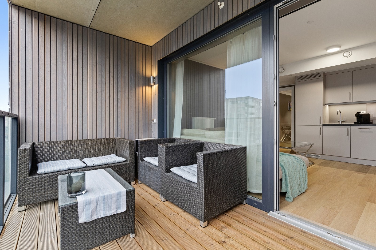 På den flotte balkongen er det god plass til utemøbler etter eget ønske og behov Galleribilde