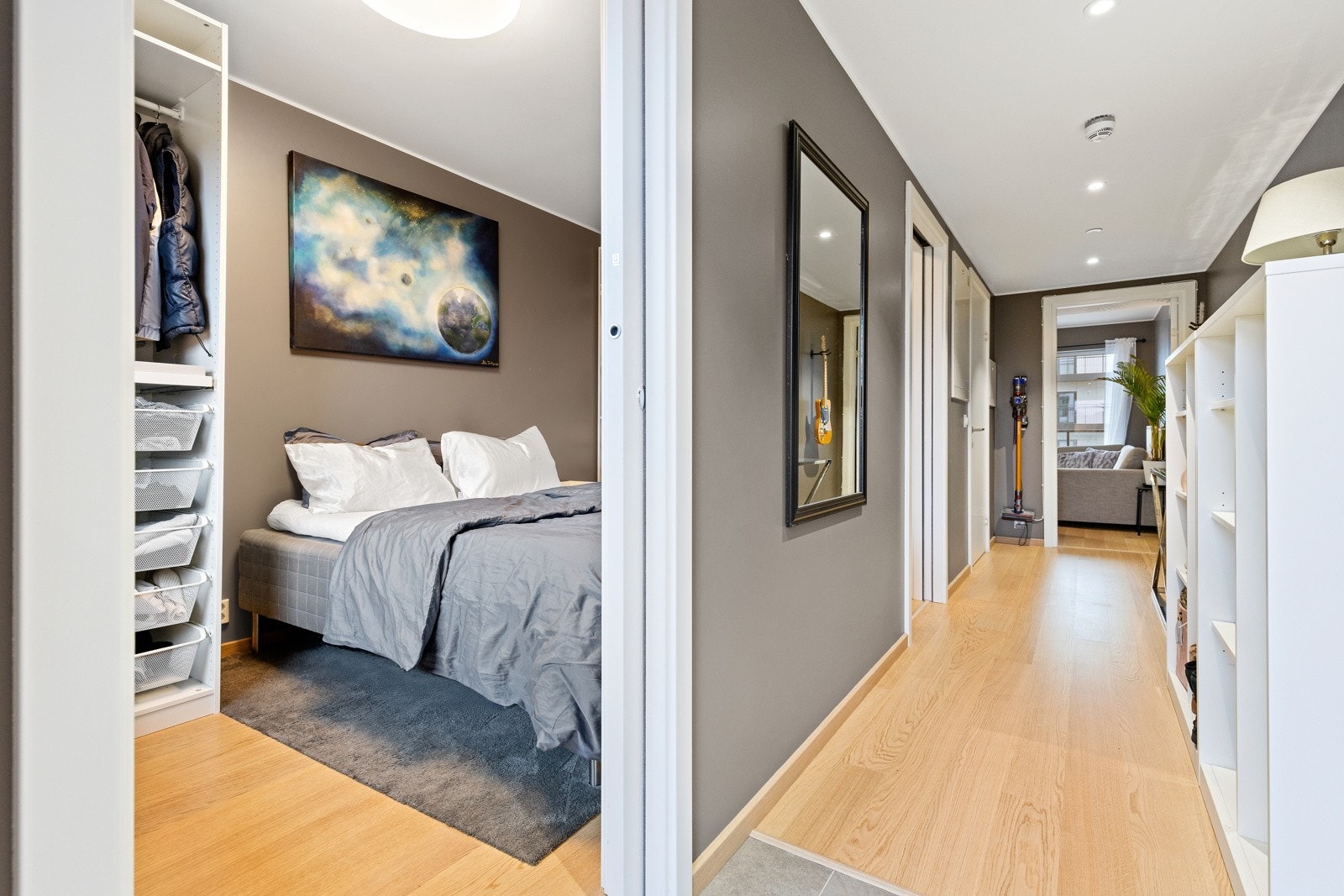 Enkel tilgang til leilighetens soverom fra entré Galleribilde