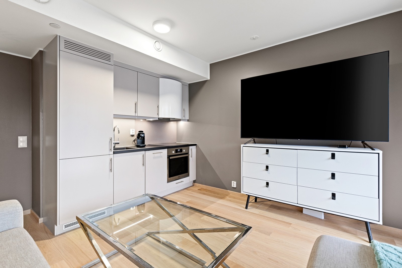 Moderne kjøkken med integrerte hvitevarer Galleribilde