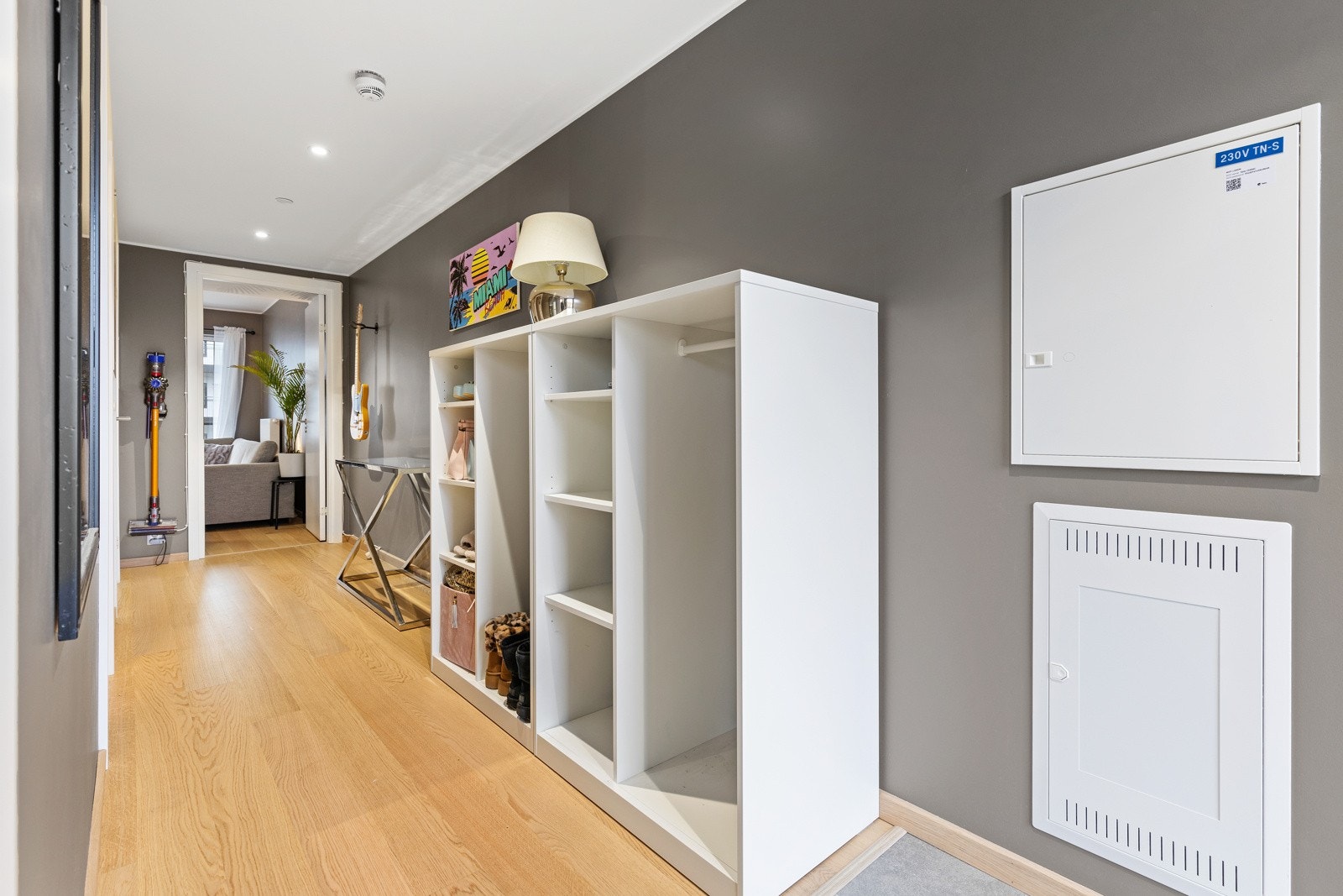 Fin avsatt plass til å sette inn garderobeinnredning og kommode i entré Galleribilde