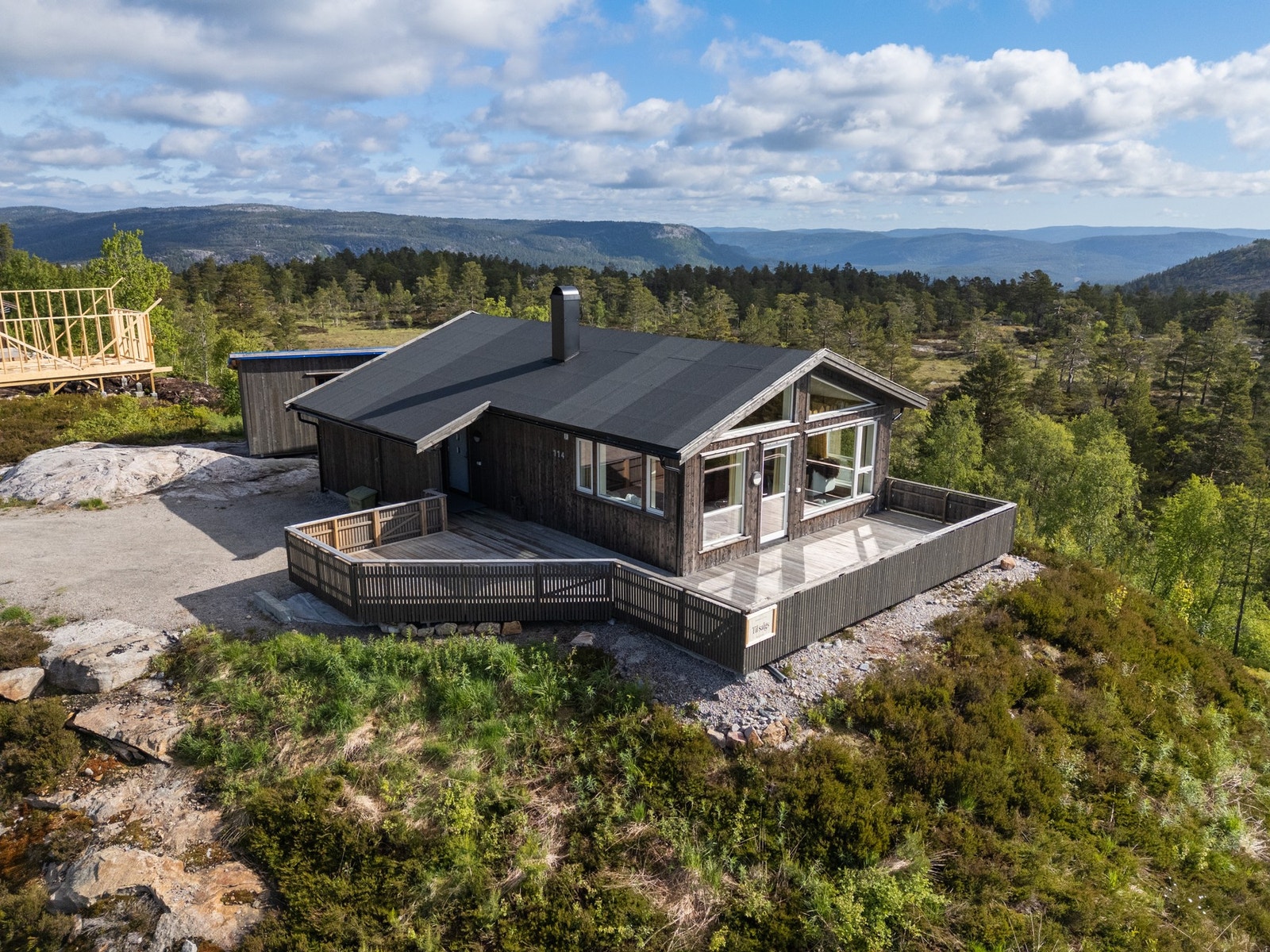 Stor terrasse med gode utsikts- og solforhold. Galleribilde