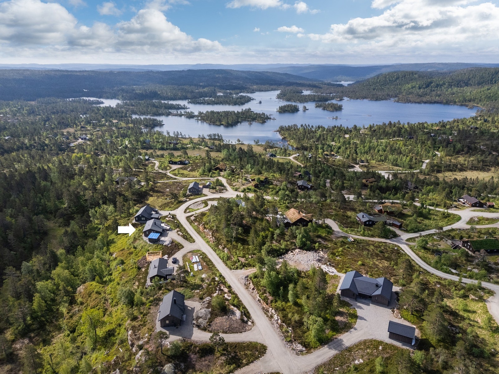 Pilen viser hyttas plassering i feltet. Galleribilde