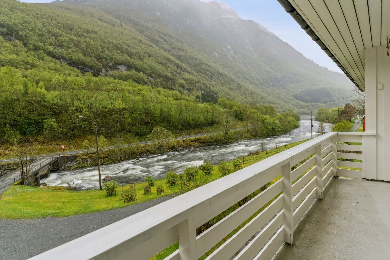 Dels overbygd terrasse i frankant av bustaden med utgang frå hovudsoverom Galleribilde