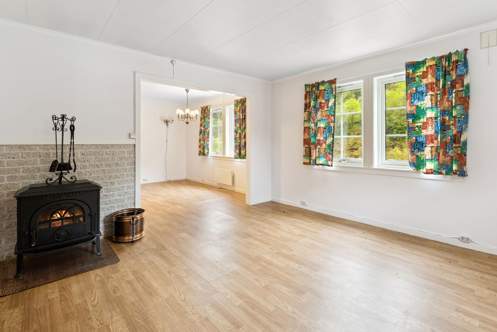 På hovudplan har ein gang, bad, soverom, 2 delt stove og kjøkken Galleribilde