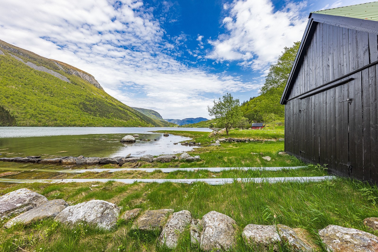 Eigedomen har eit flott naust ved kilsfjorden Galleribilde