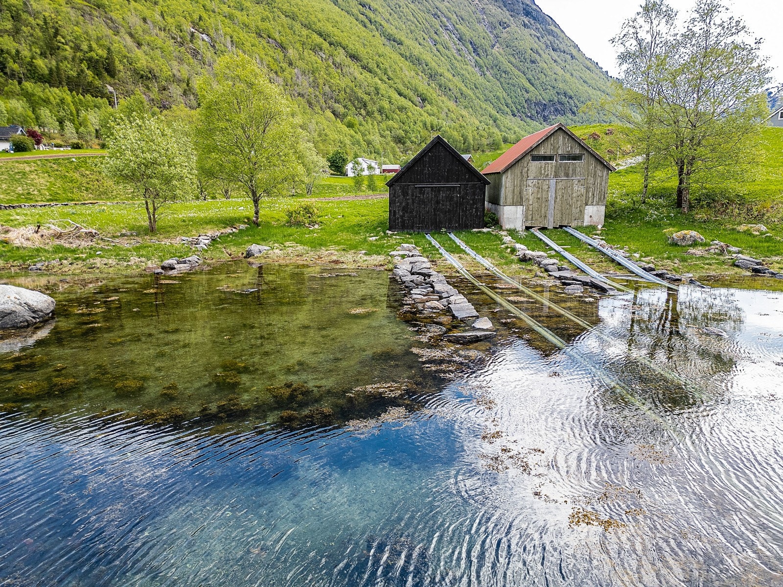 Med eige naust ligg alt til rette for å kunne reise på fjorden og ordne middagen Galleribilde