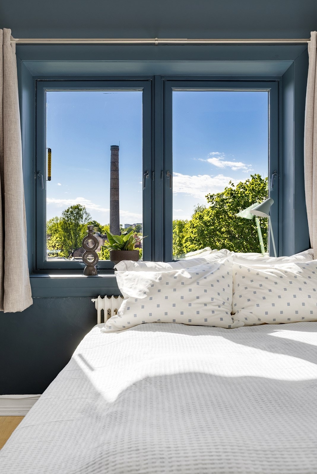 Fra soverommet har man fritt utsyn og flott utsikt. Galleribilde