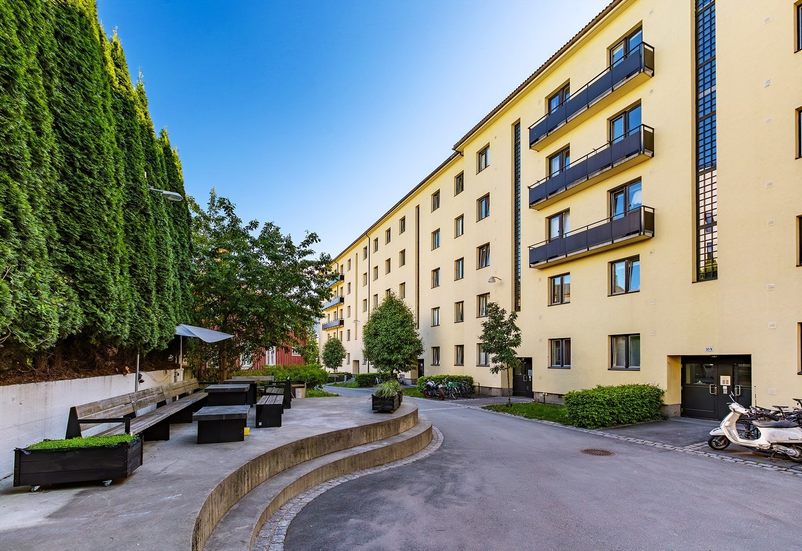 Borettslaget har flere benker og sitteplasser for beboerne. Galleribilde