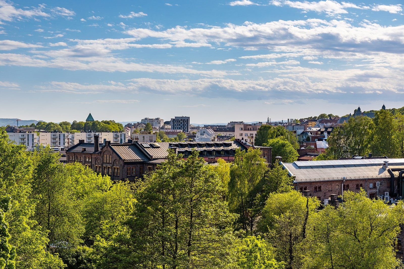 Fra leiligheten har man en fantastisk utsikt, gode solforhold og ingen innsyn. Galleribilde