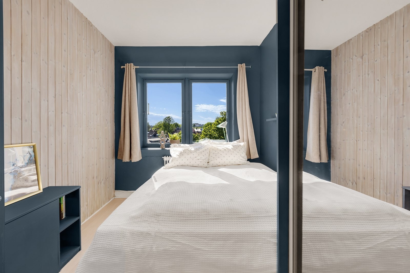 Soverommet i boligen er romslig og har god plass til stor seng og garderobe. Galleribilde