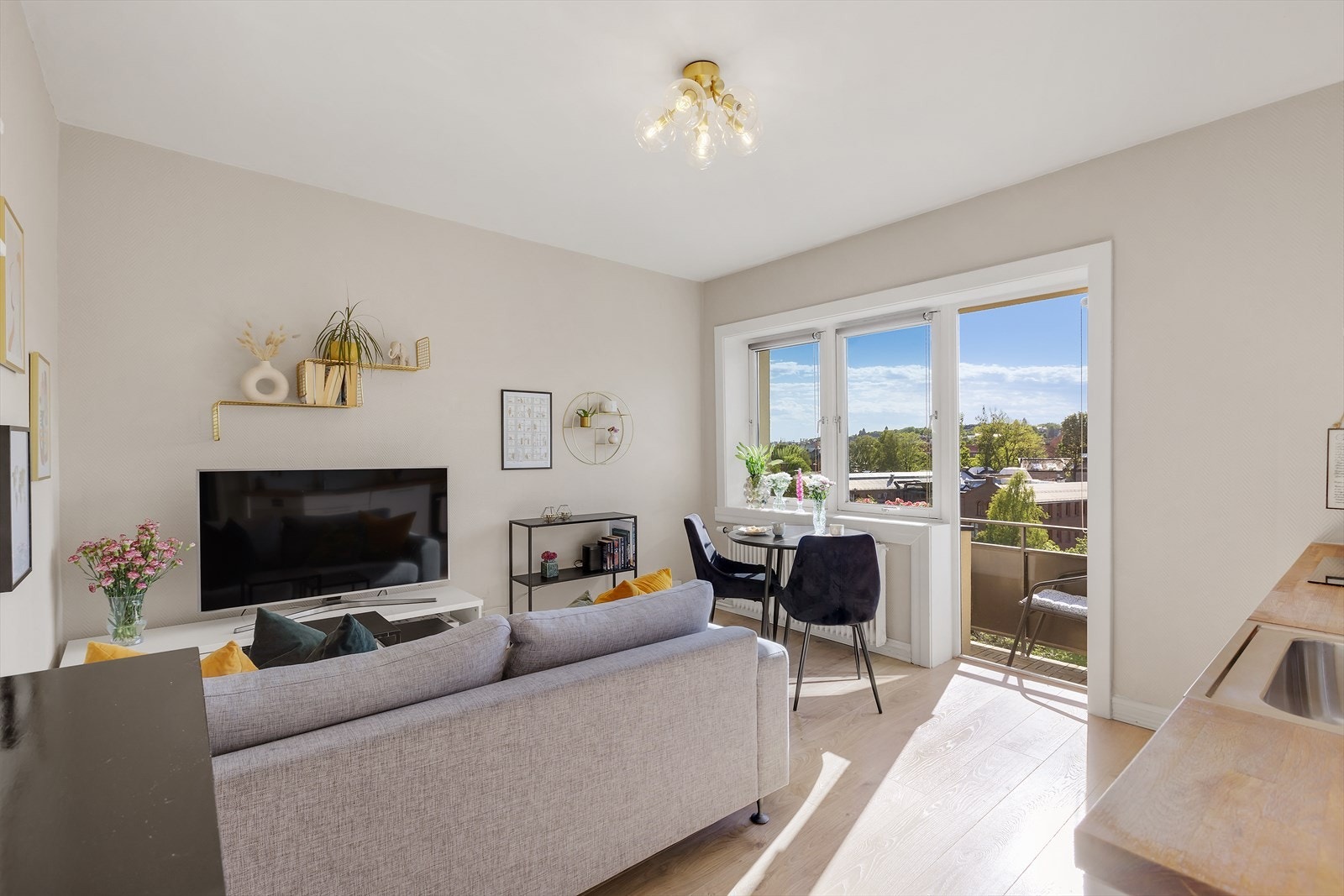 Leiligheten ligger i byggets 4. etasje og det medfølger en fantastisk utsikt med leiligheten. Galleribilde