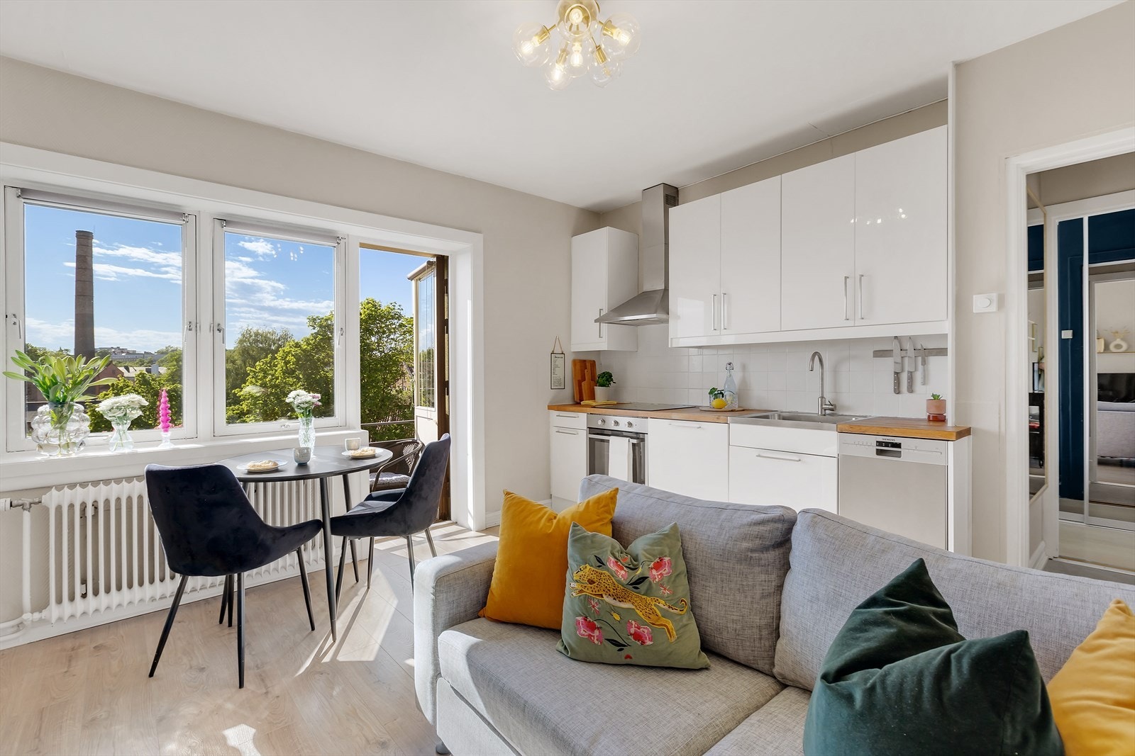 Det er en åpen stue -kjøkken løsning og ut fra stuen har man utgang til en brannbalkong. Galleribilde