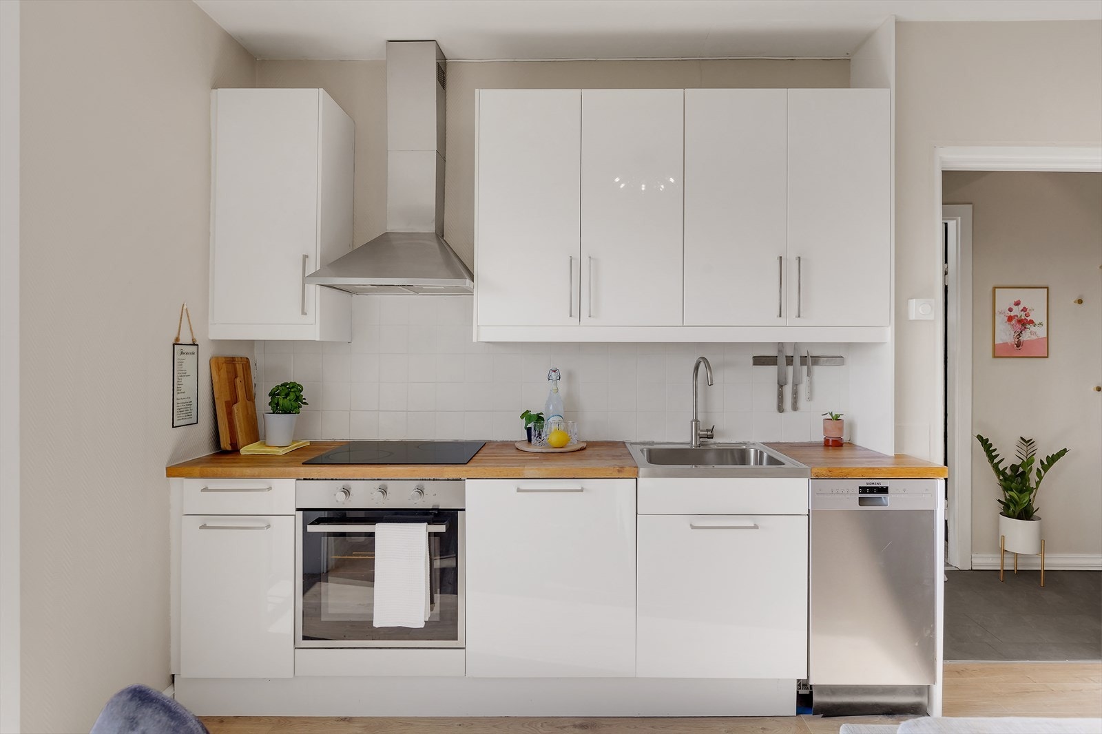 Kjøkkenet er fra 2012 og har glatte fronter, heltre benkeplate og integrerte hvitevarer. Galleribilde