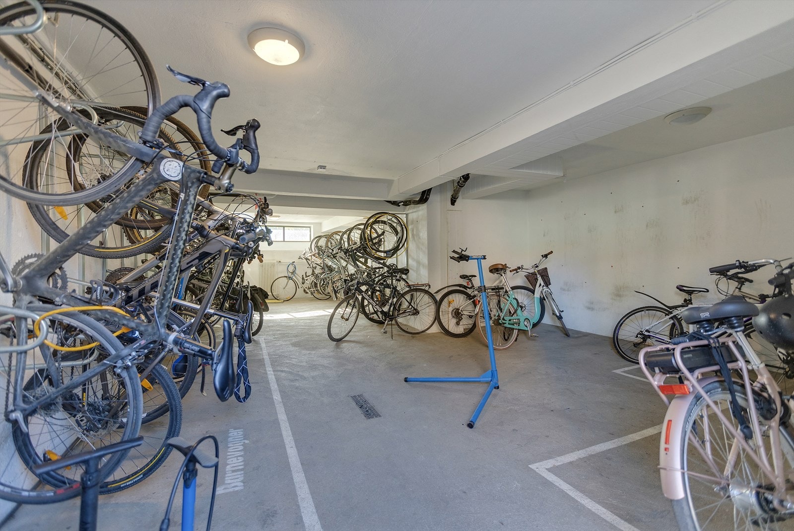 Det er også sykkelparkering. Galleribilde