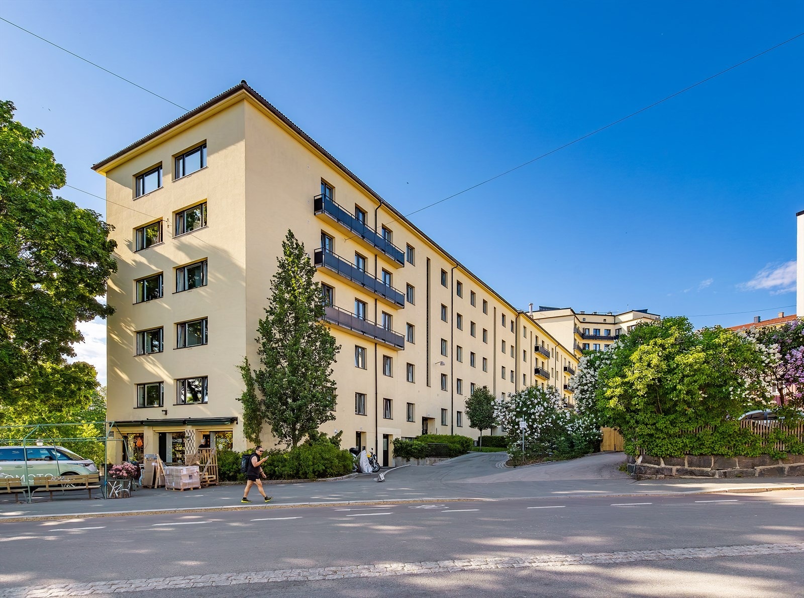 Leiligheten ligger på Torshov like over Grünerløkka som en urban forstad på grensen til sentrumskjernen. Her finner du alt du måtte behøve i hverdagen i umiddelbar nærhet. Galleribilde