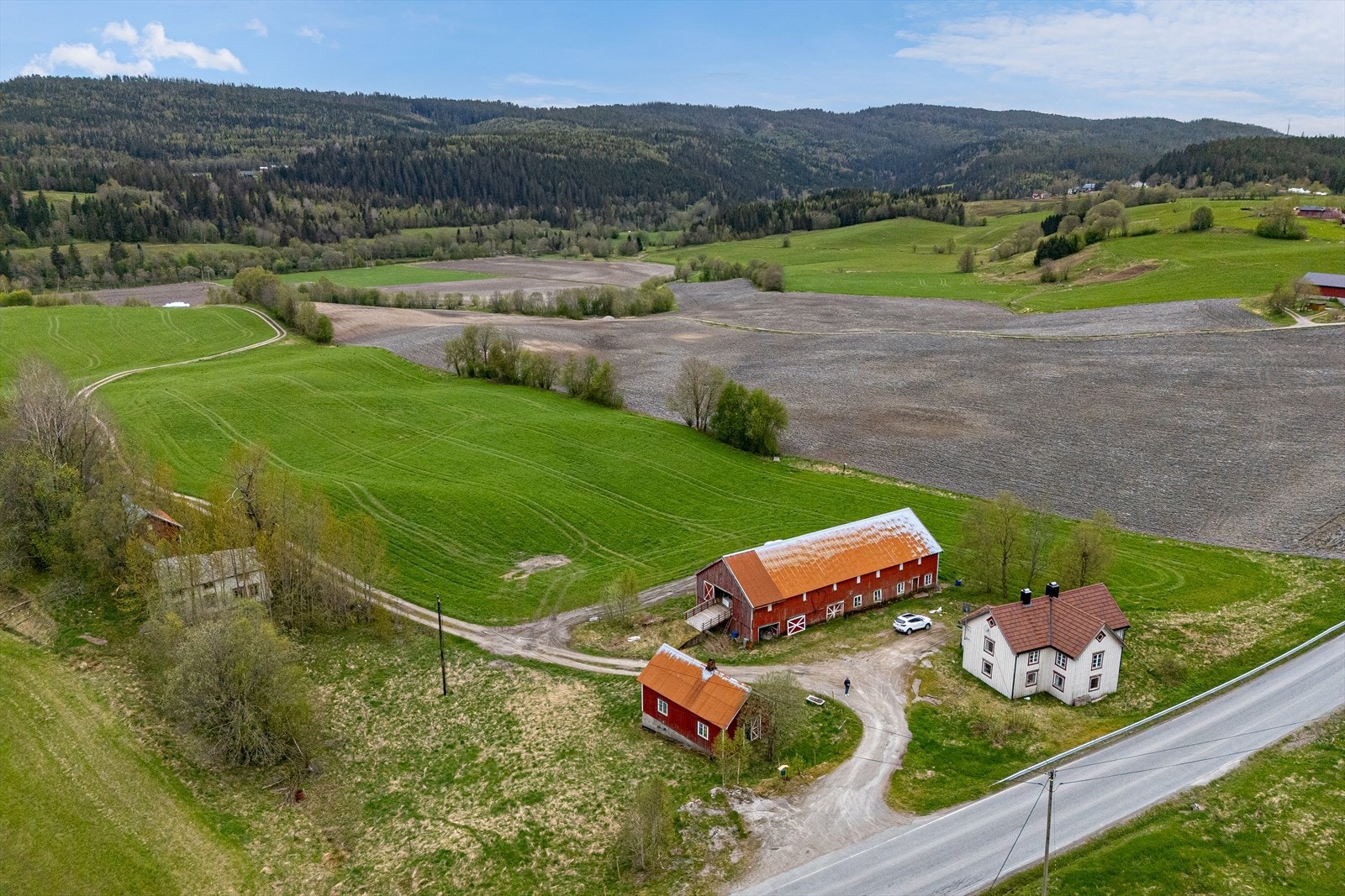 Flott småbruk med en tomt på ca. 6,3 dekar. Galleribilde