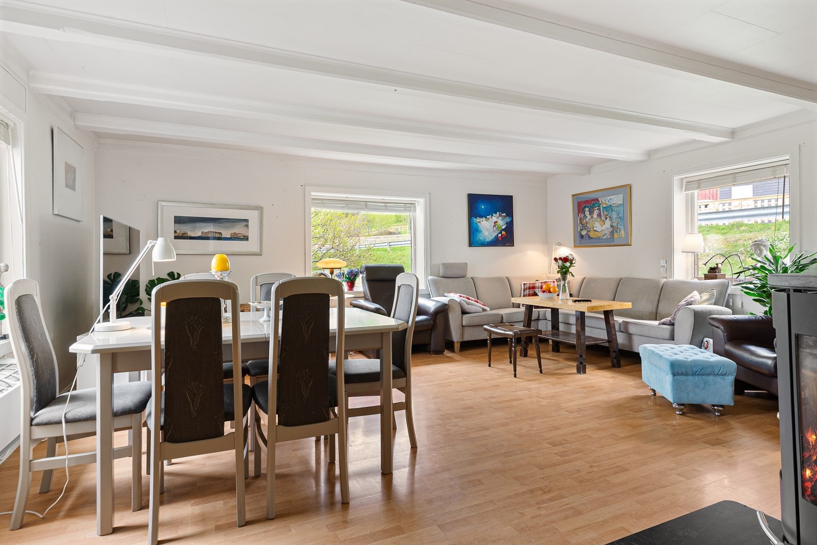 I 1. etasje har du romslige oppholdsrom som stue, kjøkken, soverom og bad, i tillegg til WC, entré, gang og bod med god lagringsplass. Galleribilde