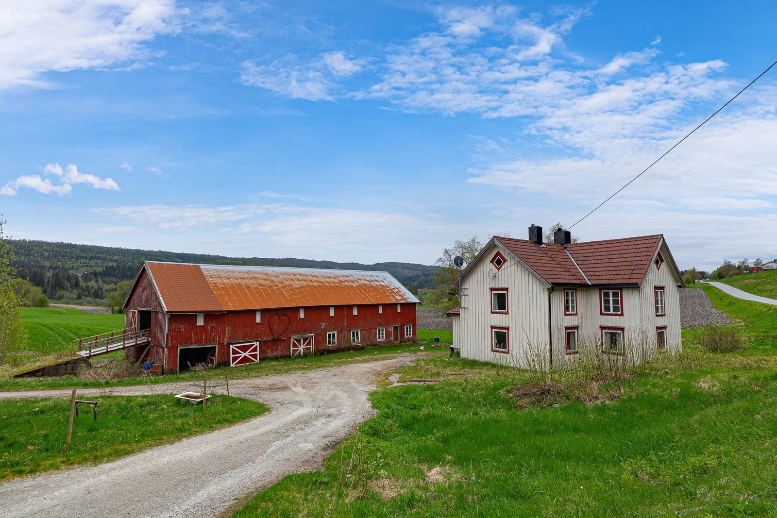 Skaugdalsveien 905! Området har gode forbindelser til Trondheim via ferge fra Rørvik eller hurtigbåt fra Vanvikan, noe som gjør eiendommen godt egnet for pendlere. Galleribilde