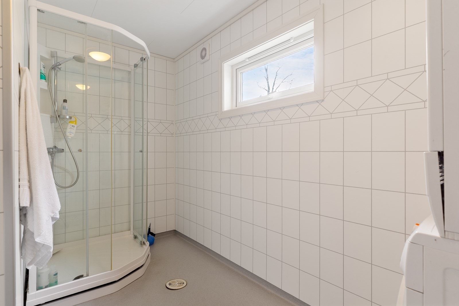 Utstyrt med servantskap, mekanisk avtrekk, opplegg for vaskemaskin og dusjkabinett. Galleribilde