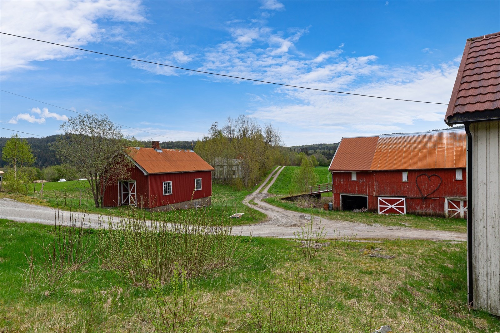 Det er kort vei til både Skaugdalen barnehage og Skaugdalen Montessoriskole, som begge ligger i samme område. Eiendommen tilhører Åsly skolekrets, og det er skolebussordning i området. Galleribilde