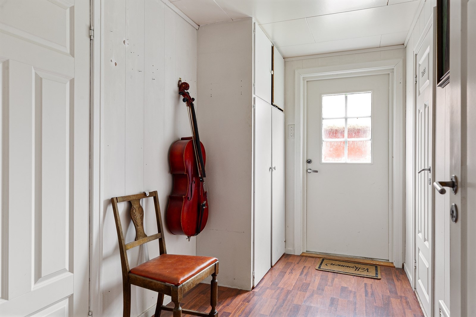 Fra entreen er det nedgang til kjelleren på 17 m². Galleribilde