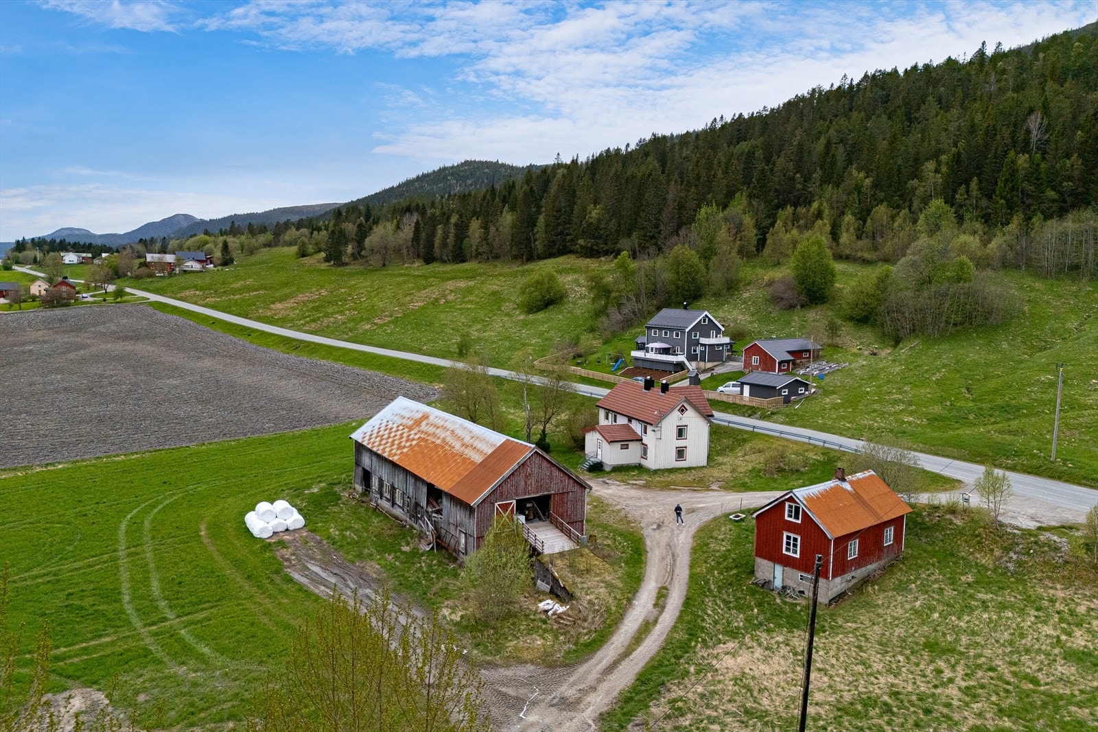 Skaugdalsveien 905 har en rolig og barnevennlig beliggenhet i naturskjønne omgivelser i Indre Fosen. Galleribilde
