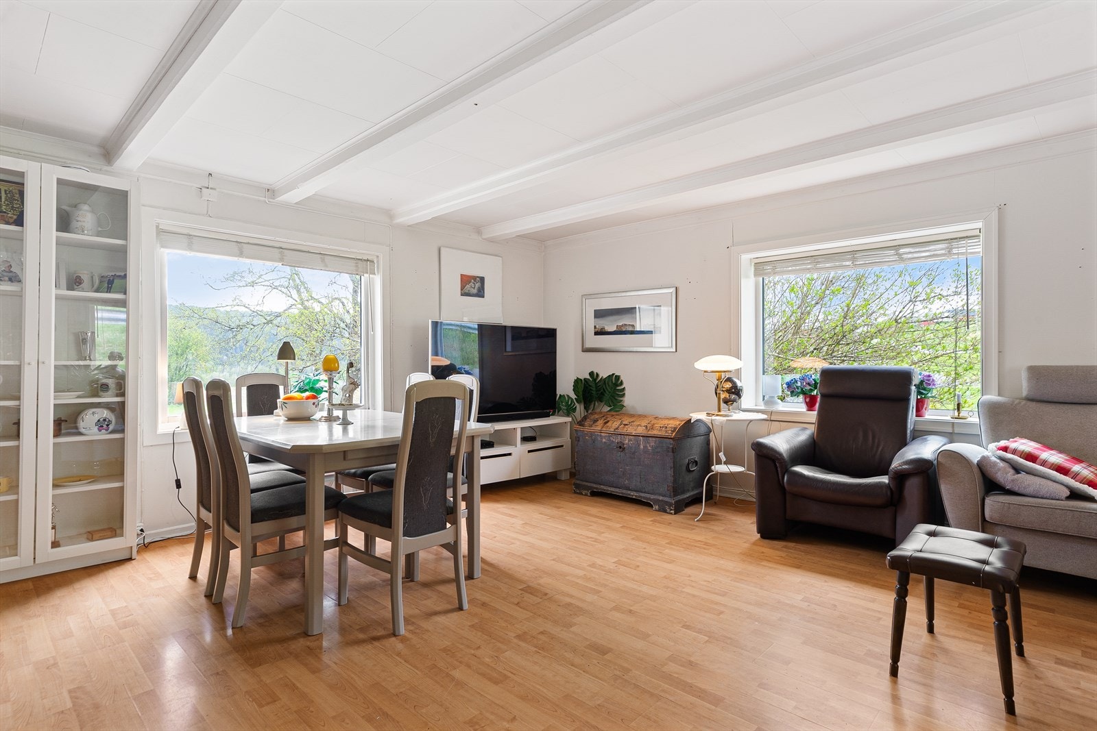 Med store vindusflater og lysinnslipp fra tre himmelretninger fremstår stuen som lys og luftig. Stuens areal måler 28 m². Galleribilde