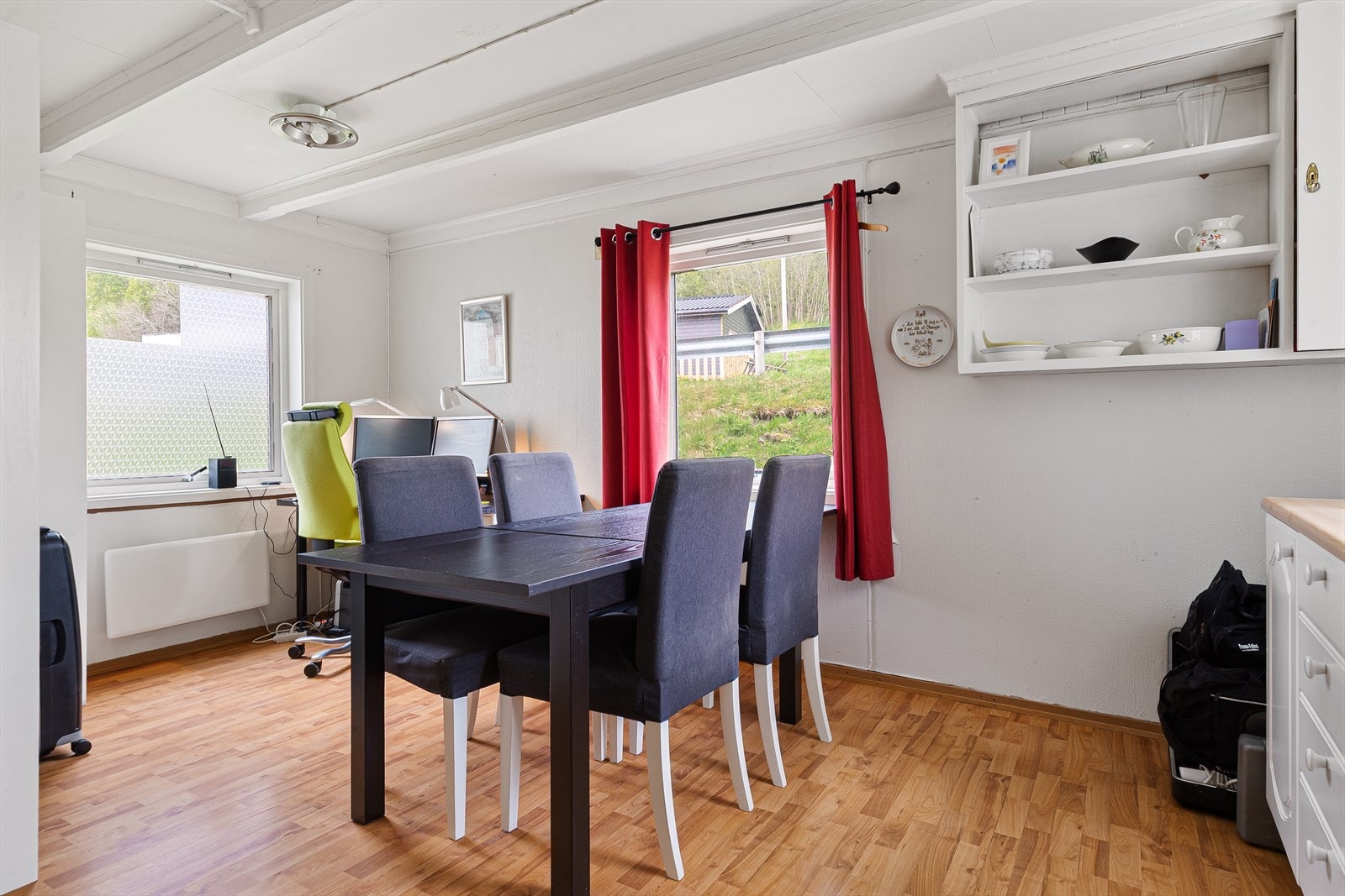 Kjøkkenet måler 24,5 m² og har god plass til spisebord ved vinduet. Galleribilde