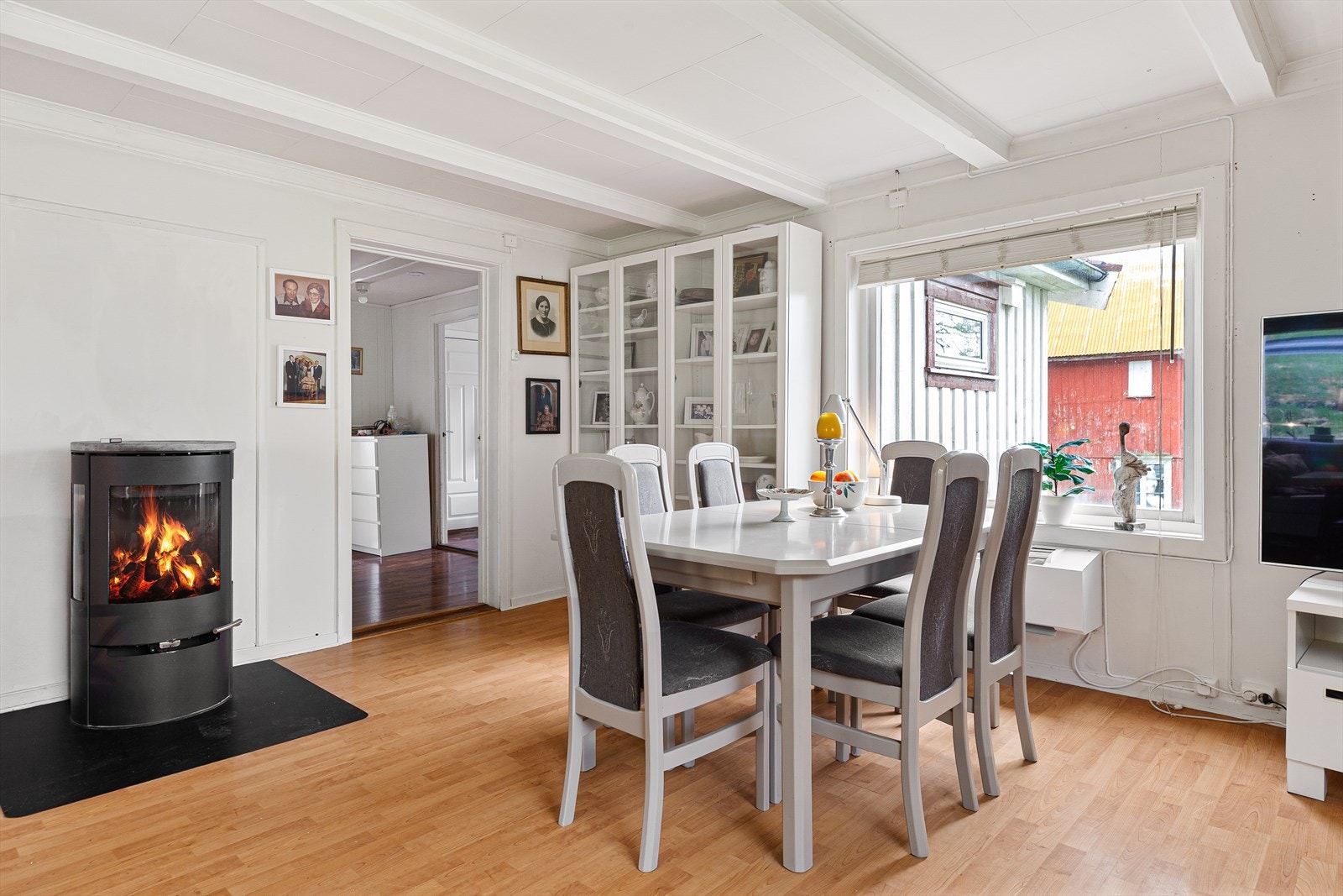 Boligen varmes opp med varmepumpe, elektrisitet og vedfyring. Galleribilde