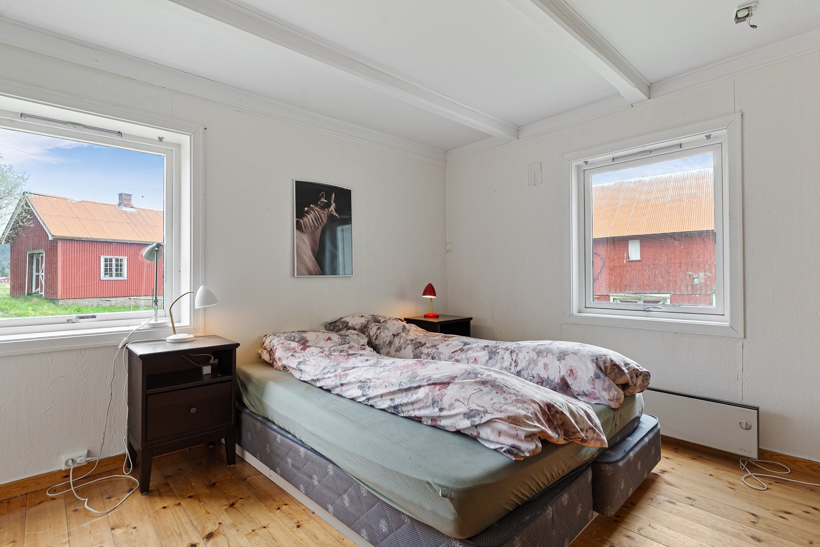 Hovedsoverom på 13 m² med god plass til dobbeltseng, garderobeløsning m.m. Galleribilde