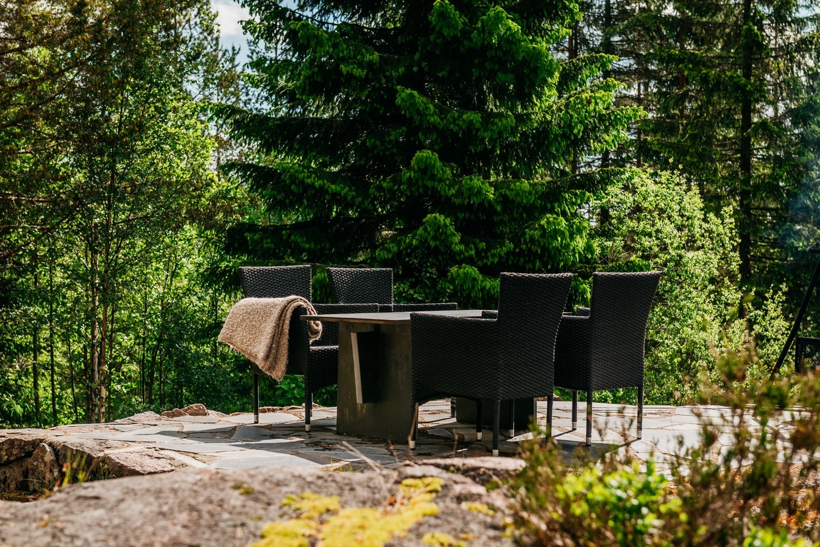 På uteområdene har man gode solforhold, og her kan man nyte en god middag fra grillen med nære og kjære, eller i sitt eget selskap om man heller foretrekker det. Galleribilde