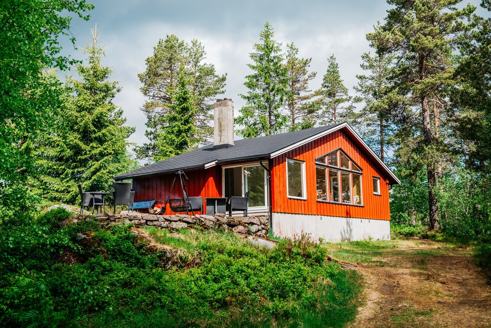 Hytta ligger usjenert til i et flott skogsområde. Det er mulig å kjøre helt frem. Galleribilde