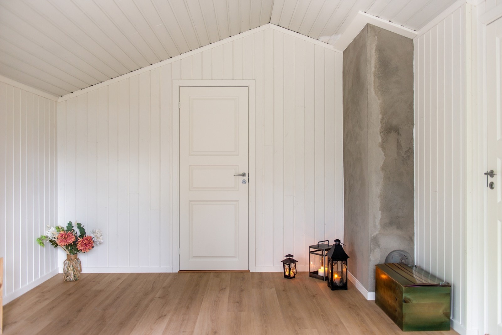 I gangen er det rom inn til det som i dag blir brukt som vedbod. Veldig praktisk, så slipper man ut i kulda når man skal hente ved. Galleribilde