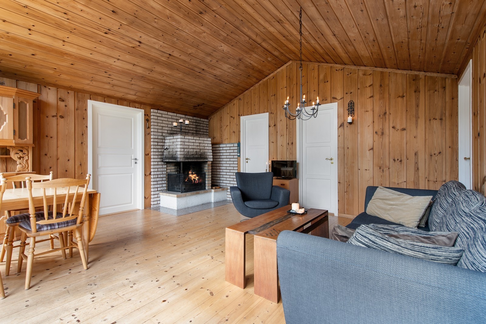 Her kan du koble av i sofaen, med fyr på peisen etter en lang dag på ski. Galleribilde
