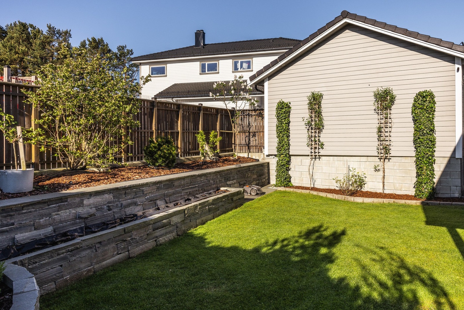 Det er gjort et godt stykke arbeid med beplantning som er med på å gi hagen det lille ekstra. Galleribilde