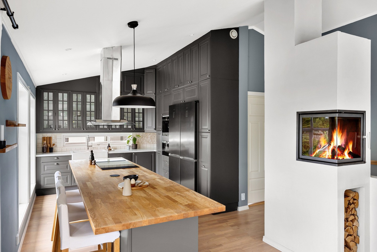 Overskapene går helt i taket og med den gode takhøyden gir dette enormt med ekstra plass. Galleribilde