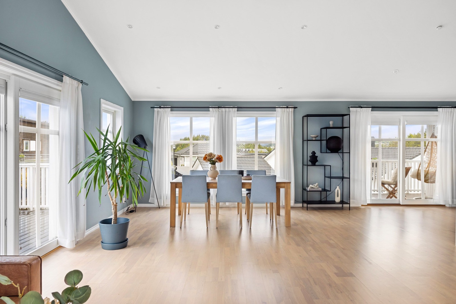 å gulvet er det parkett og vannbåren varme, malt gips på vegger og i tak med rikelig av downlights. Galleribilde